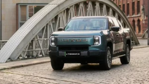 Maxus eTerron9 on a street