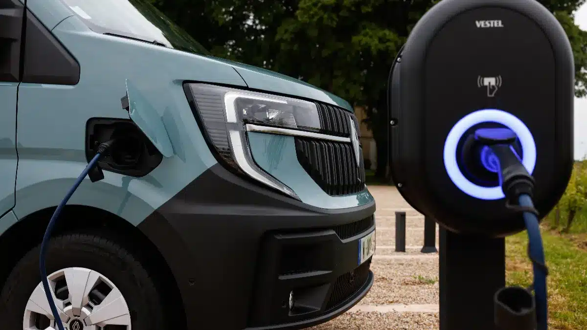 Renault Master e-tech on charge