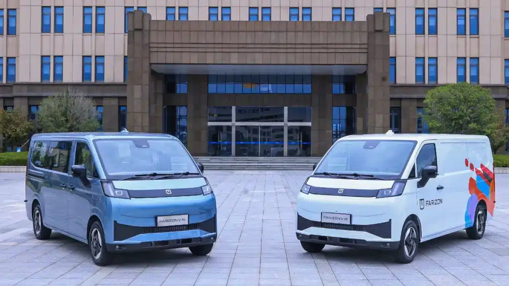 Farizon V7E in blue and in white