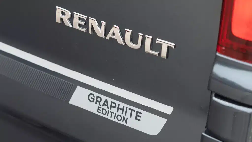 Renault Trafic Graphite Edition badge 2026