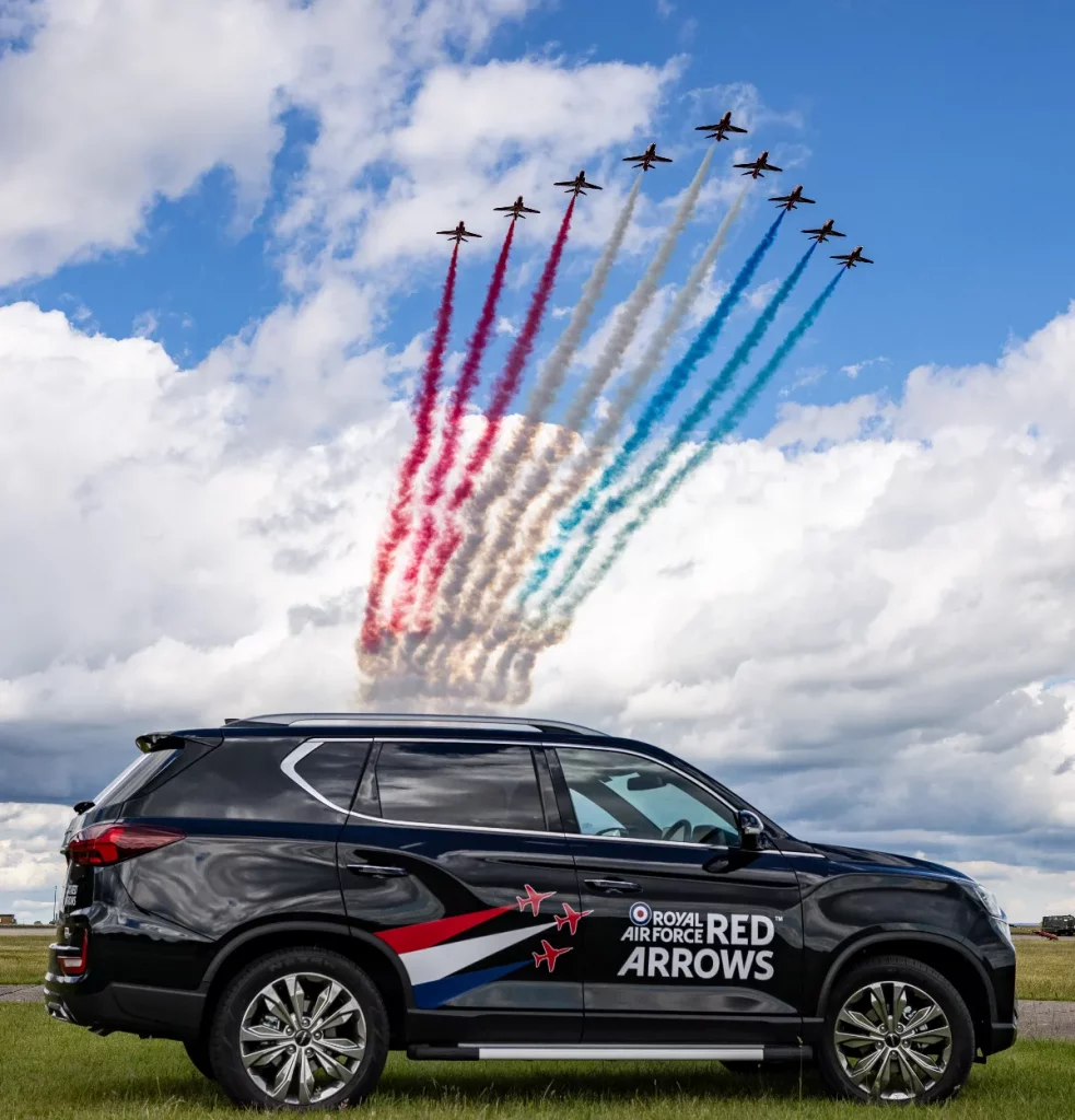 KGM Rexton red arrows