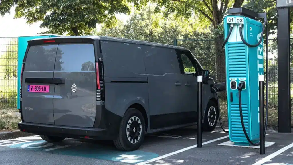 Renault Trafic E-Tech on charge